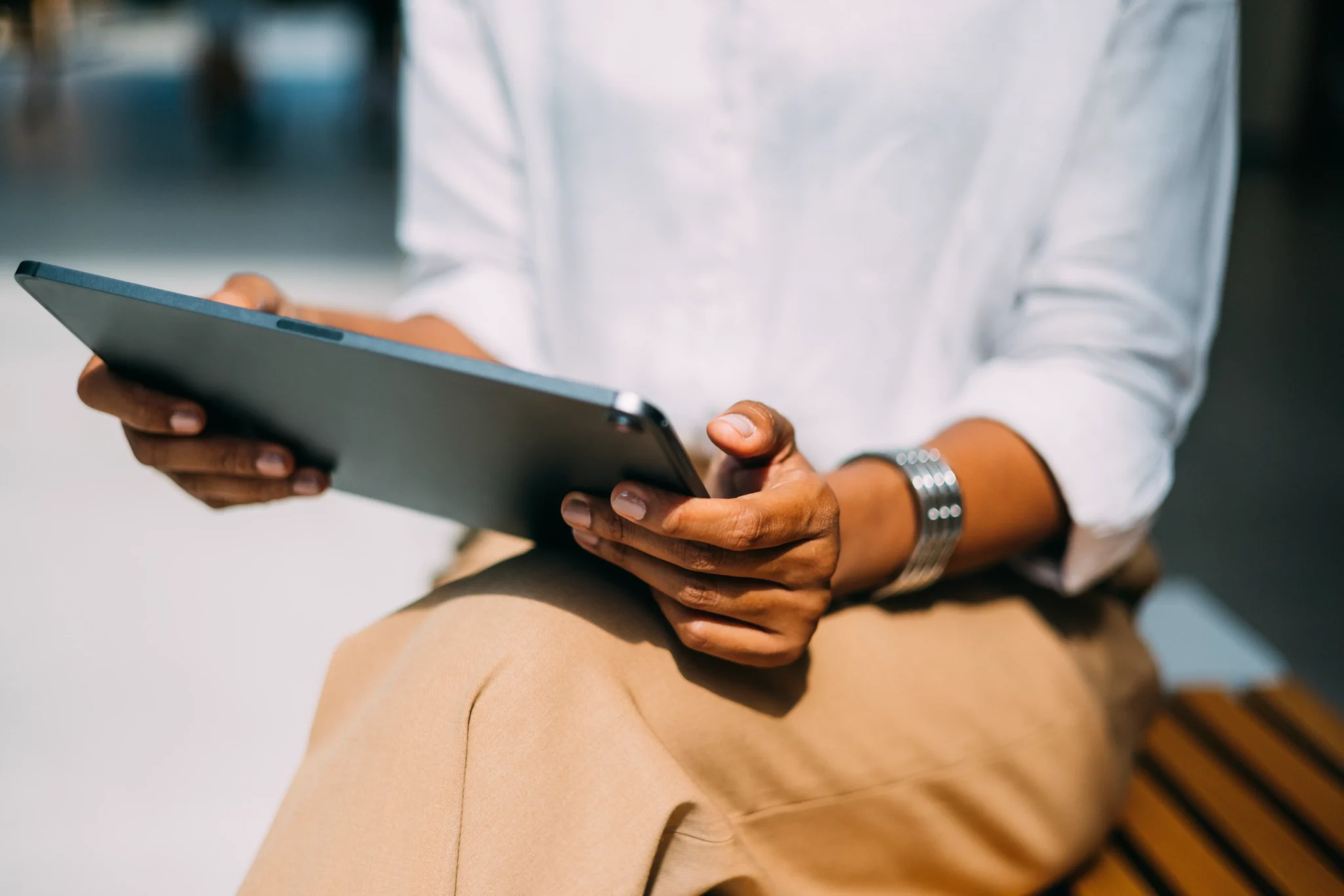 Eine Person mit Tablet